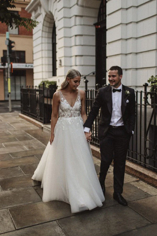A-line V Neck Sleeveless Lace Ball Gown Wedding Dresses with Appliques