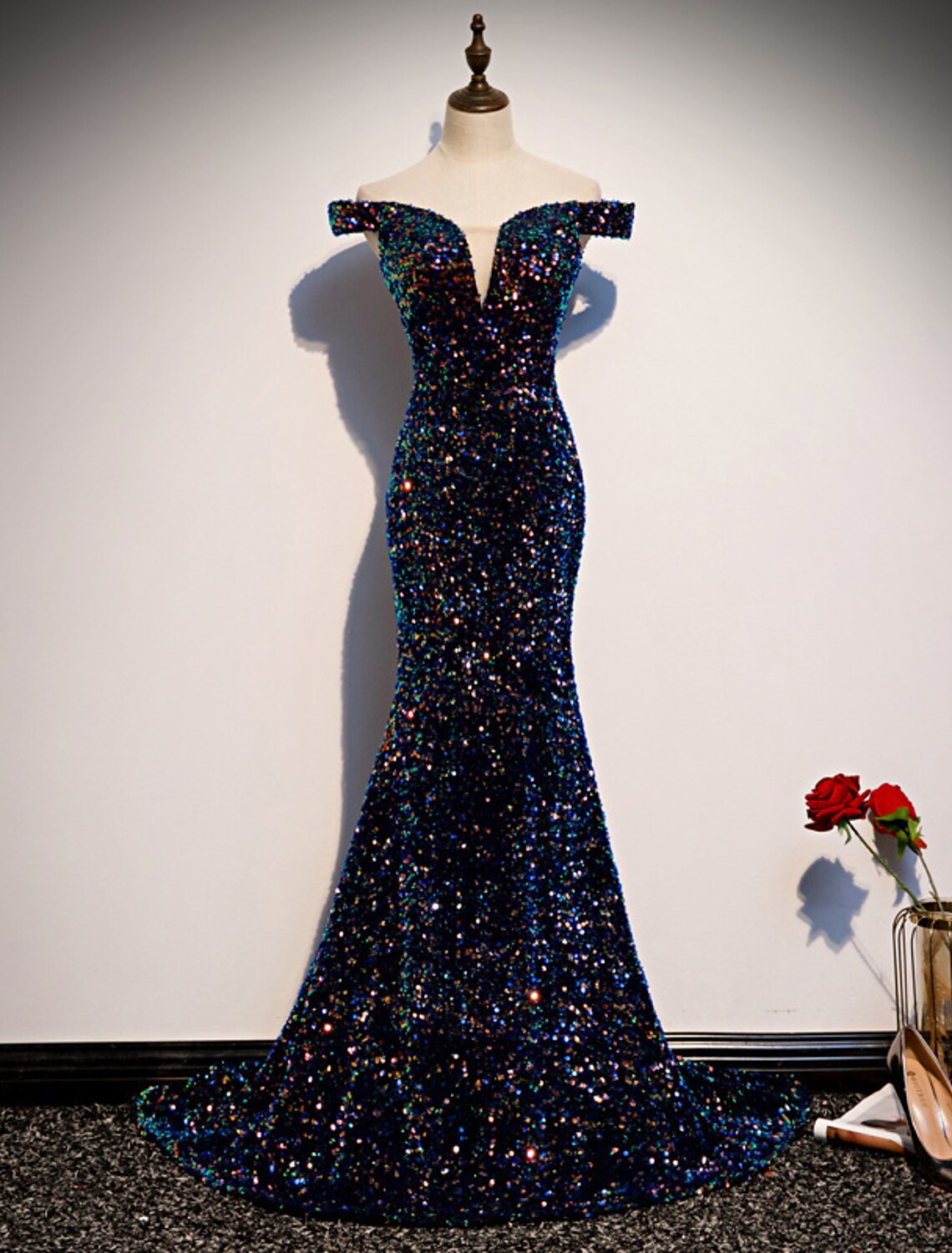 Mermaid / Trumpet Mother of the Bride Dress Wedding Guest Elegant Sparkle & Shine Off Shoulder Sweep / Brush Train Sequined Cap Sleeve with Solid Color