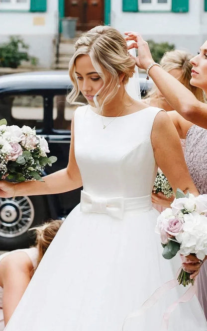 Vestido de novia de corte A, sin mangas, con espalda en V profunda, lazo y tul