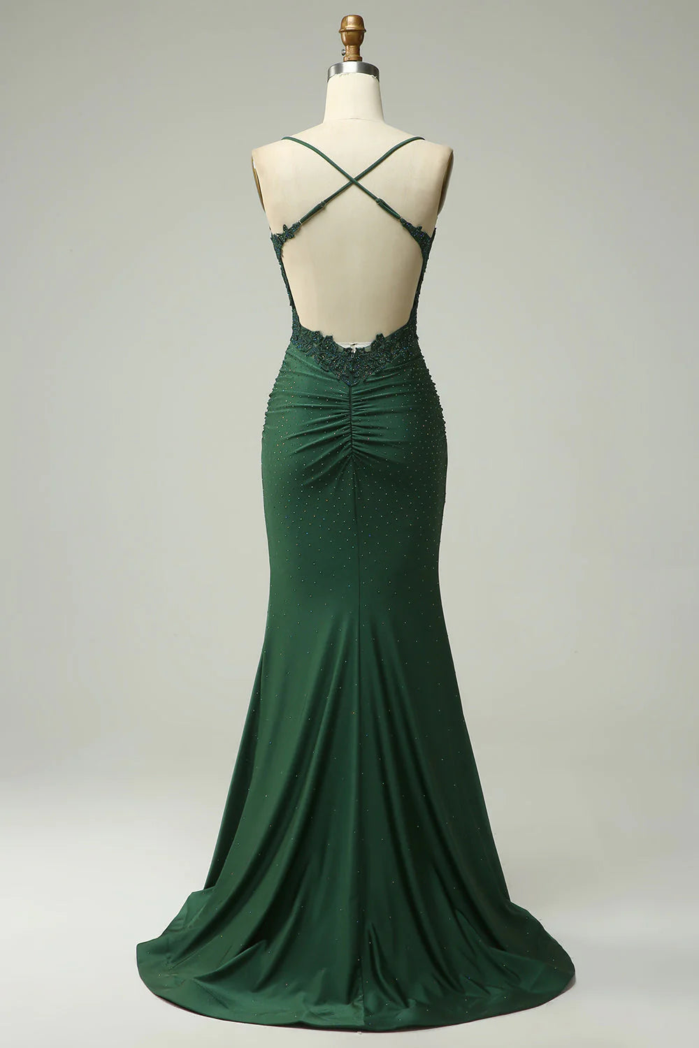 Vestido de fiesta largo verde oscuro con cuello halter y apliques de cuentas de sirena