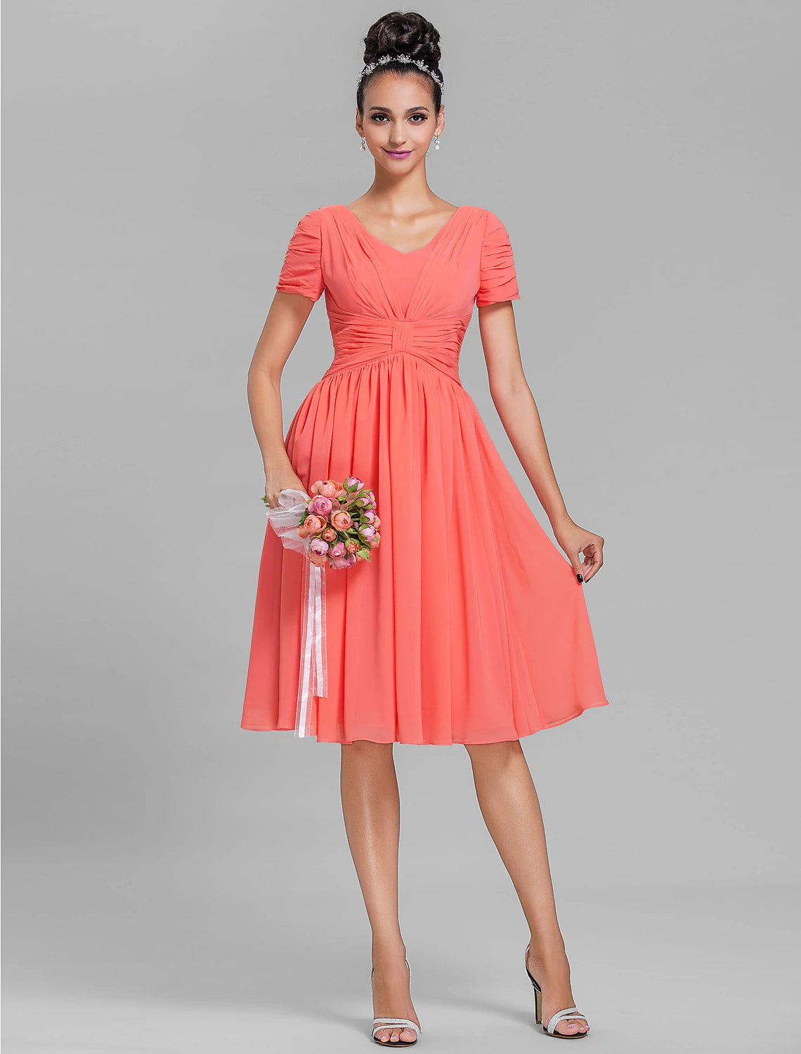 Vestido de dama de honor con corte tubo/columna, escote en V, manga corta, inspiración vintage, largo hasta la rodilla, de gasa con fruncido/drapeado.
