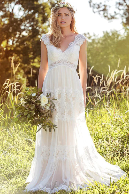 A-Linien-Brautkleid mit V-Ausschnitt, langen Flügelärmeln, applizierter Spitze und Tüll