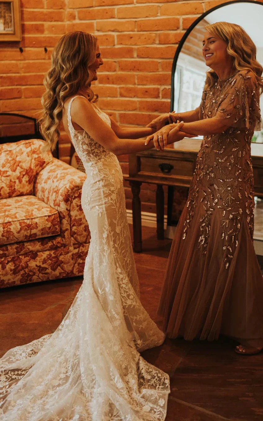 Vestido de novia de sirena con escote en V, encaje, sin mangas y cola larga, sencillo, elegante y etéreo.