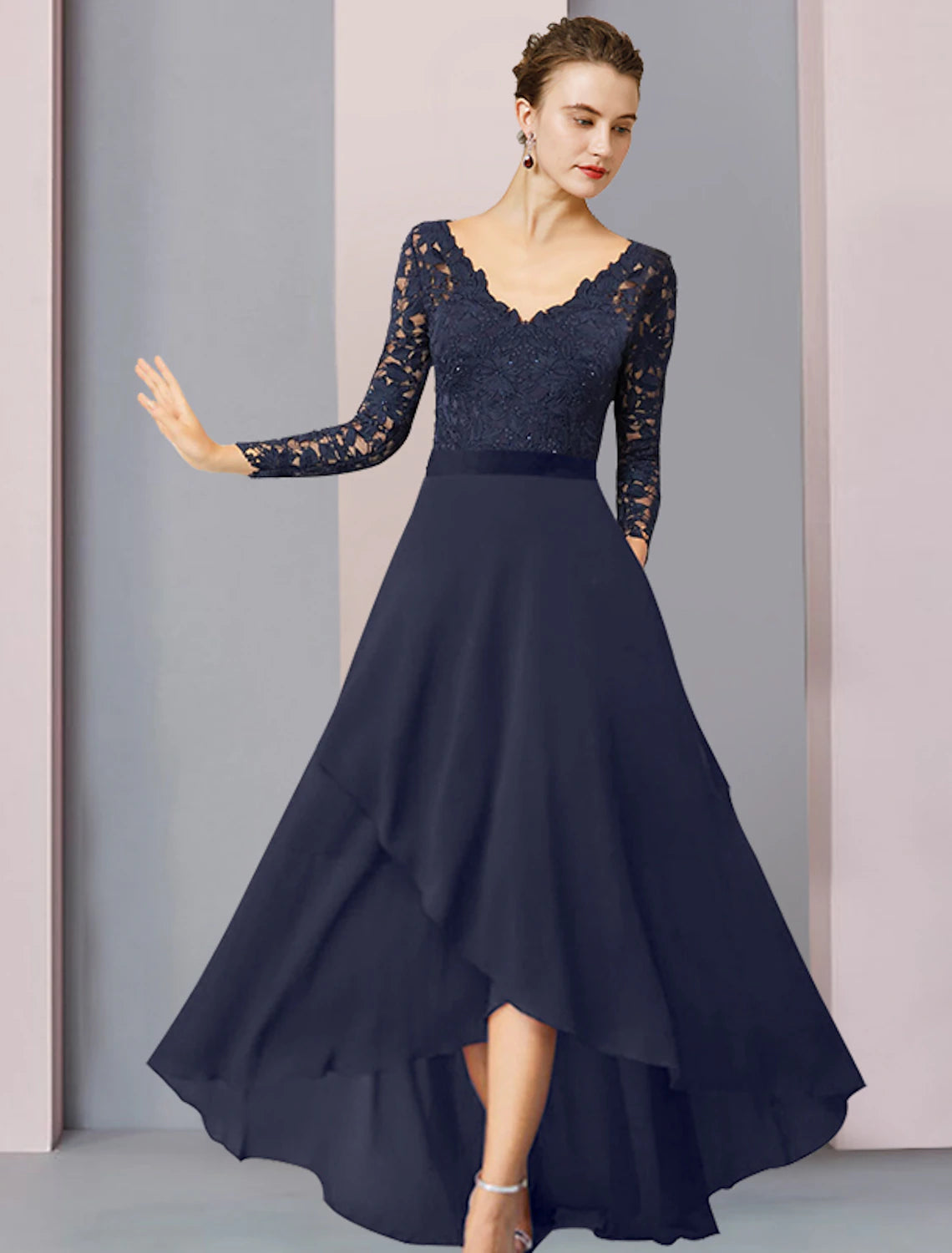 Vestido de Madre de la Novia con Corte en Columna, Estilo Vintage, Elegante, con Escote en V, Asimétrico, de Gasa y Encaje, Manga Larga con Pliegues