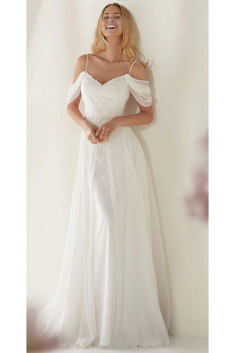 Vestido de novia de corte A con tirantes finos, hombros descubiertos y cola larga