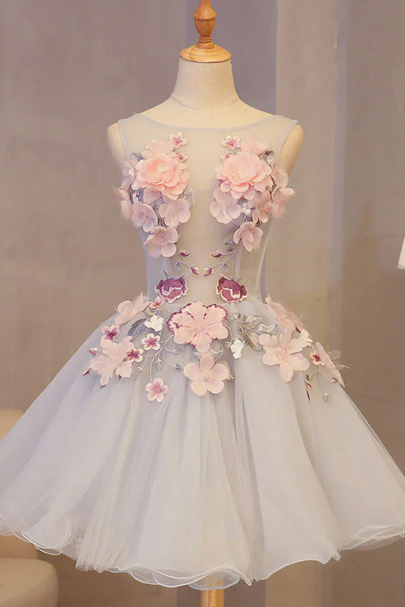 Vestido de fiesta corto con apliques y cuello redondo