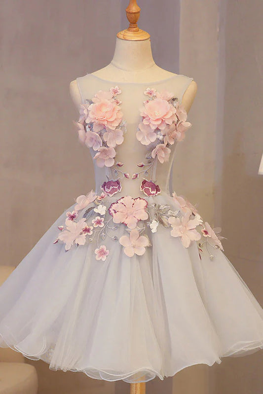 Vestido de fiesta corto con apliques y cuello redondo
