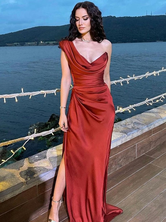 Vestidos de satén tejido, elegantes y naturales, fruncidos, con un solo hombro, sin mangas y con cola larga.