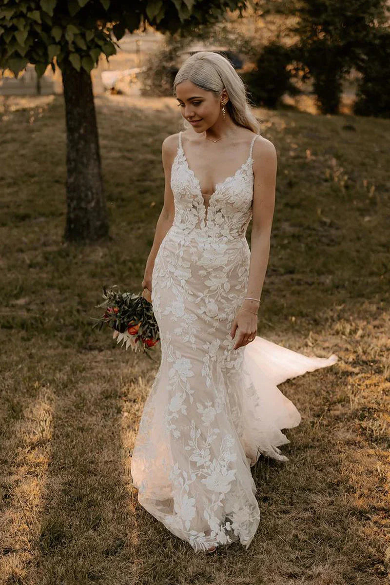 Vestidos de novia de tul con escote en V y apliques de sirena