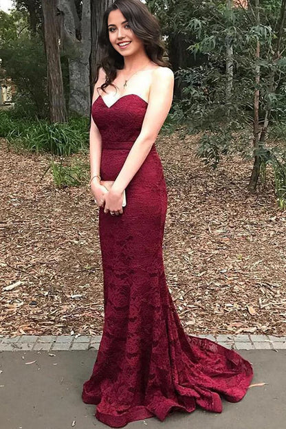 Vestido de fiesta formal de encaje burdeos con cola de sirena y escote corazón 