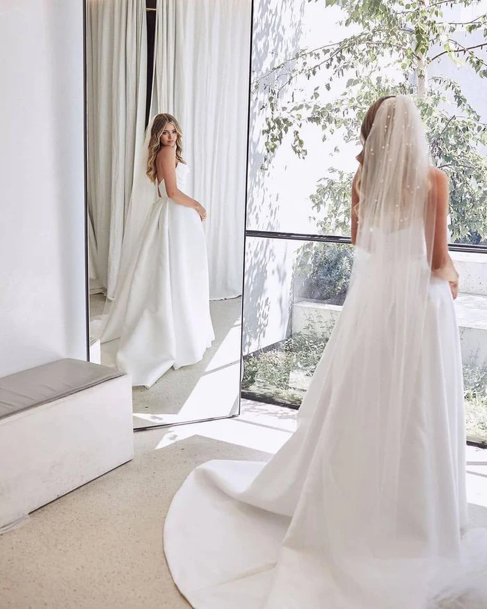 Vestido de novia de satén sin mangas con corte A y abertura lateral