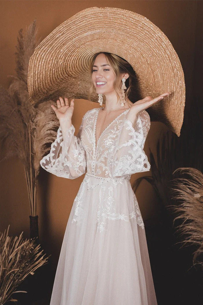 Vestido de novia con espalda abierta, encaje y mangas acampanadas en la parte superior tipo A