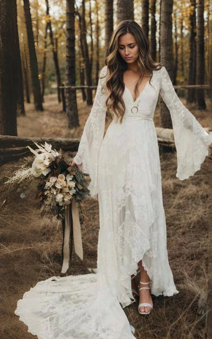 Vestido de novia bohemio sencillo e informal de manga larga con encaje y cola larga