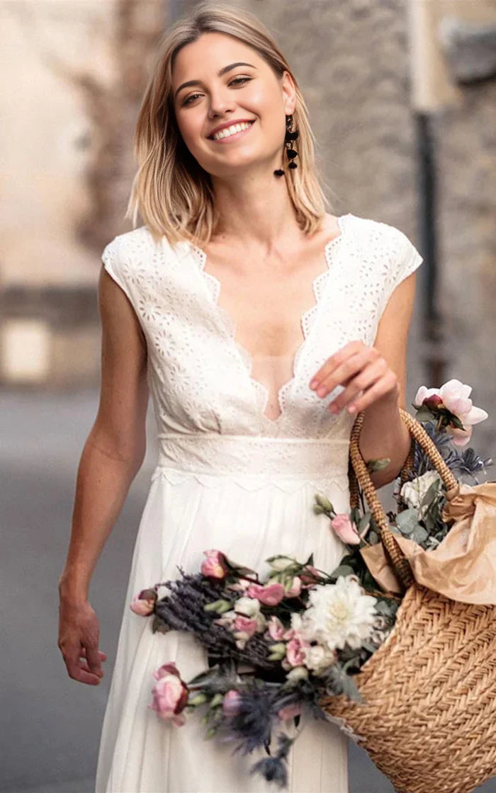 Vestido de novia de gasa con escote en V profundo, encaje, manga corta y corte en A