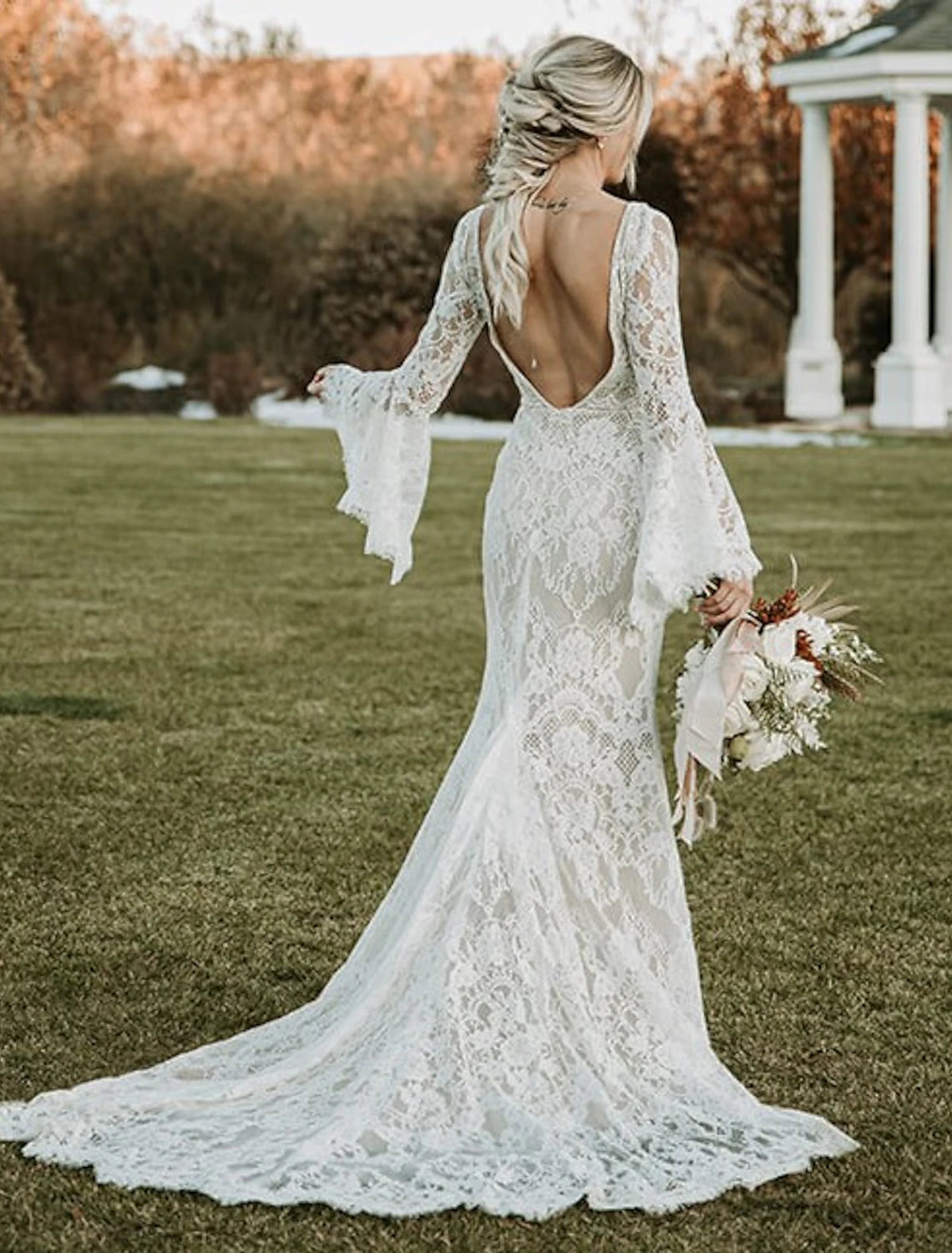 Vestidos de novia bohemios de playa con escote en V, corte sirena/trompeta, manga larga, cola de corte, encaje y apliques, color liso