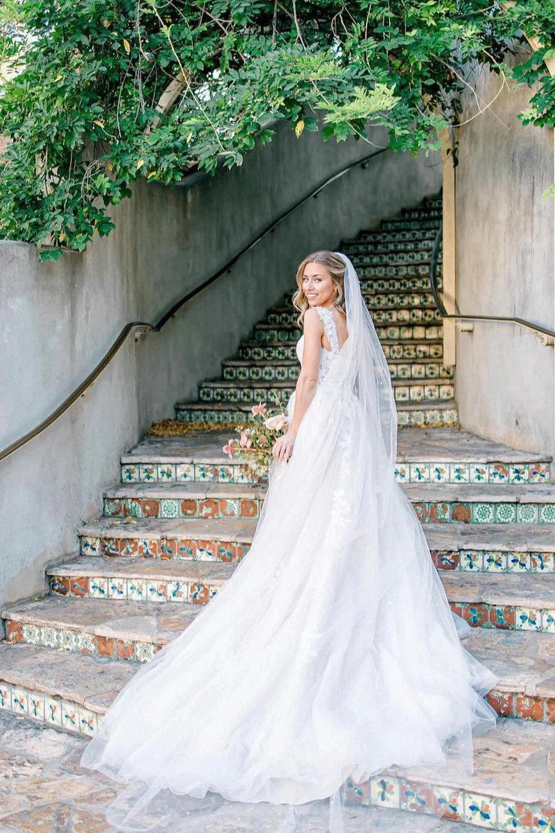 Vestidos de novia con escote en V y apliques de tul