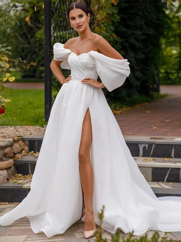 Vestidos de novia de corte A/princesa, de satén, fruncidos, hombros descubiertos, sin mangas y con cola larga