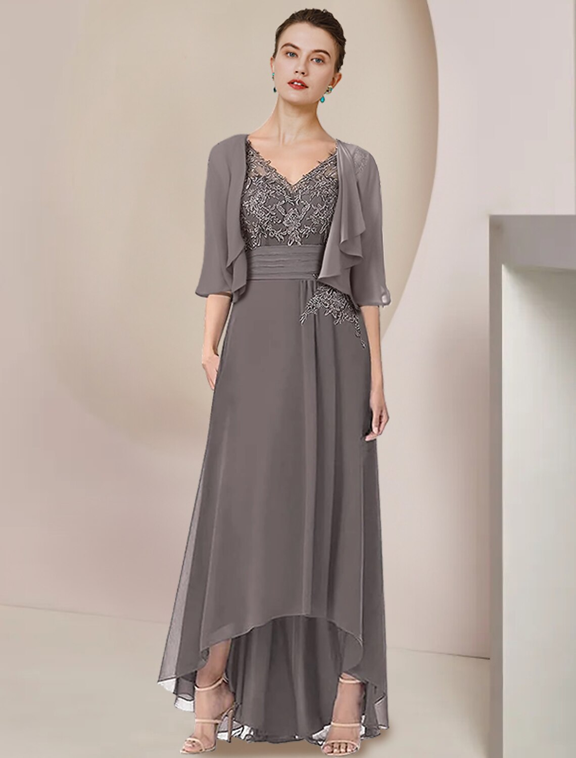 Vestido de dos piezas de corte A para madre de la novia, elegante, formal, para invitada de boda, escote en V alto y bajo, asimétrico, largo hasta la rodilla, de gasa, con encaje, mangas 3/4, cruzado incluido, con apliques fruncidos.