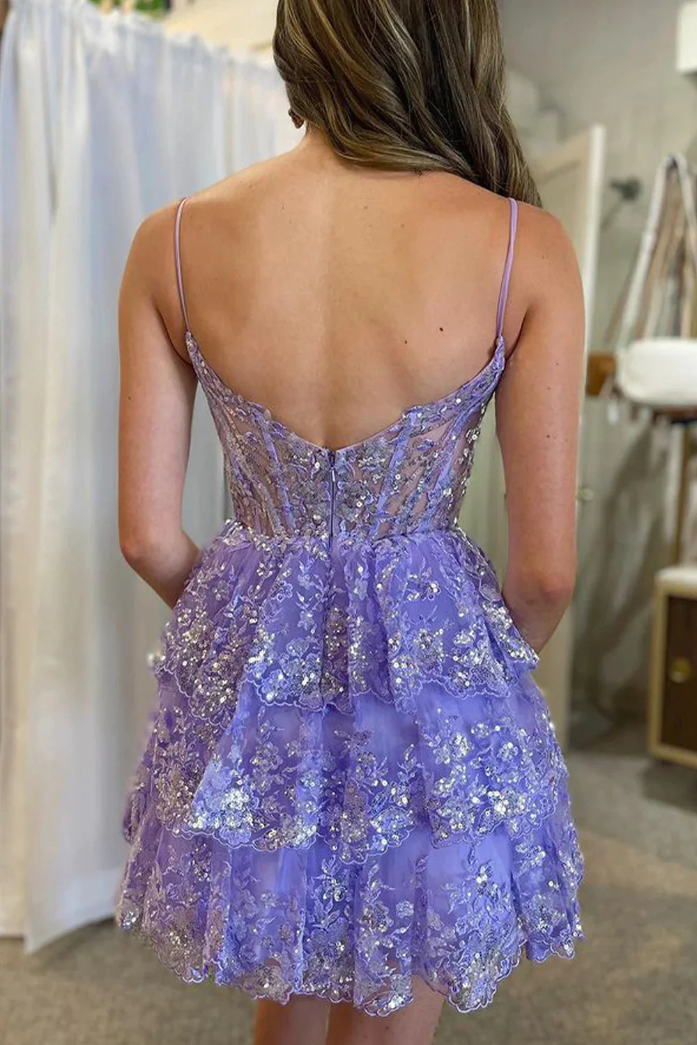 Vestido de graduación corto en color lila, corte A, tirantes finos, vestido de bienvenida con volantes de encaje