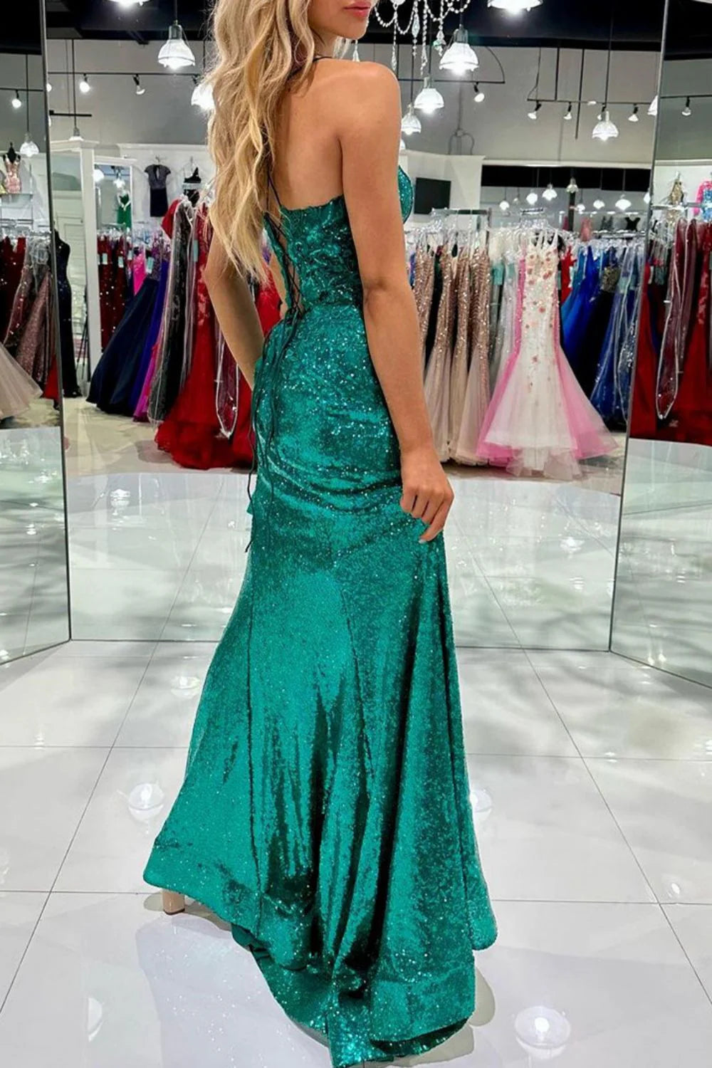 Meerjungfrau-Abschlussballkleid mit Spaghettiträgern und Pailletten und Schlitz vorne