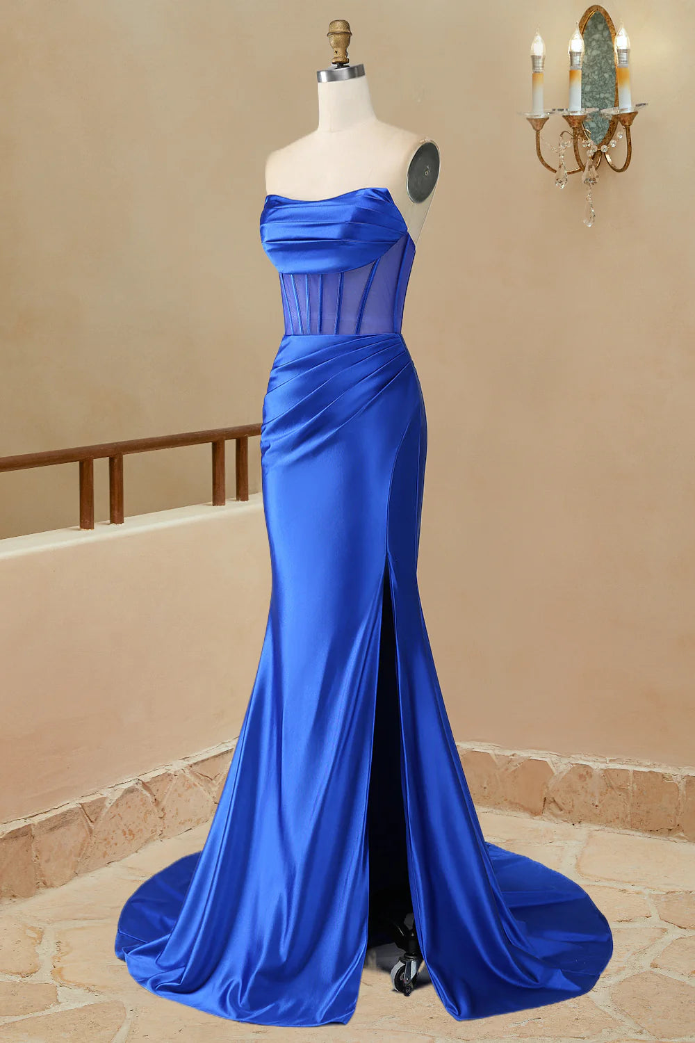 Vestido de fiesta largo sin tirantes de satén con abertura