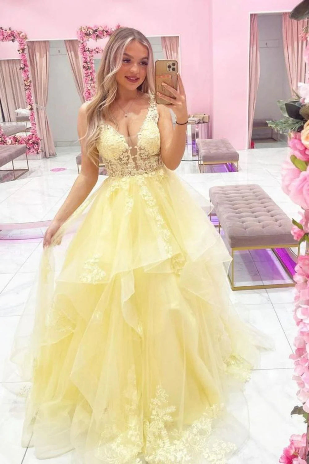 Vestido de fiesta largo amarillo de corte princesa con apliques