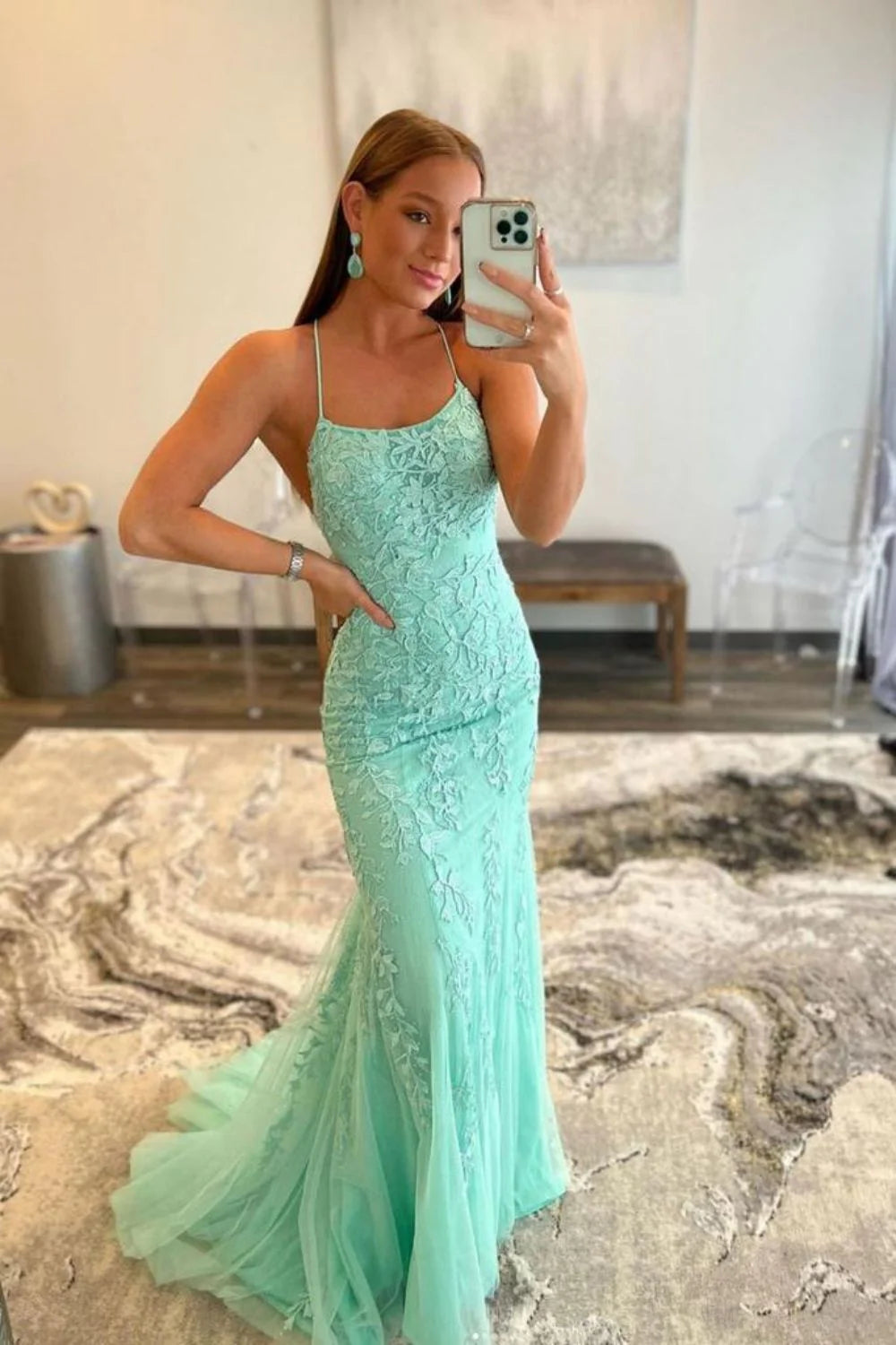 Vestido de fiesta largo verde con tirantes finos y apliques de sirena