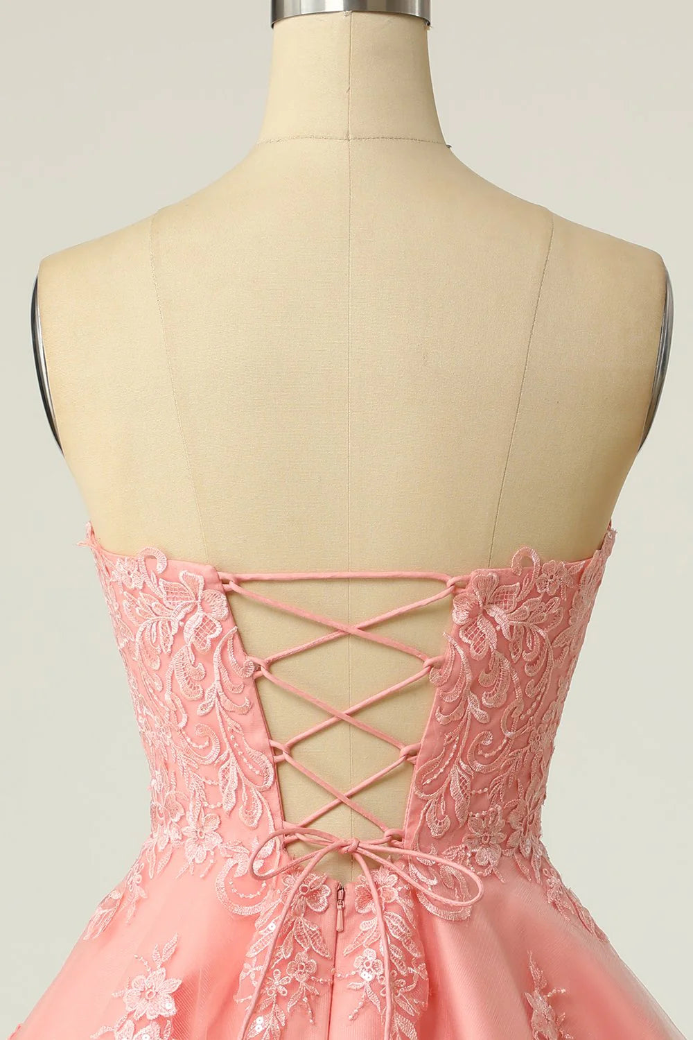 Vestido de fiesta corto sin tirantes color rubor con apliques