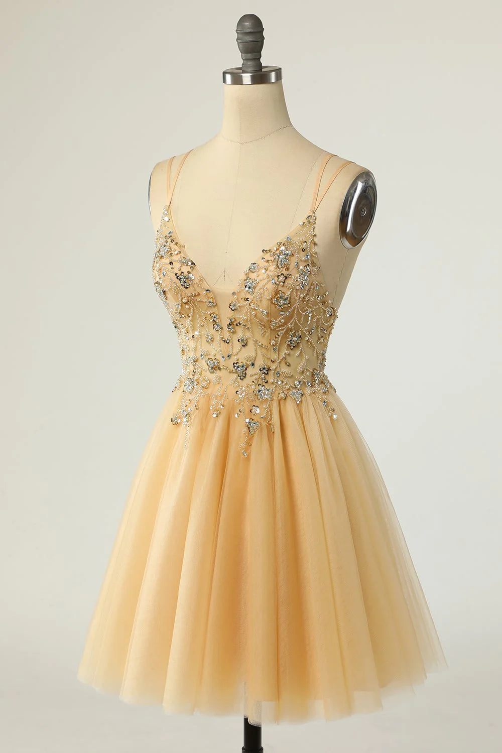 Hermoso vestido de cóctel corto gris con tirantes finos y corte en A con cuentas