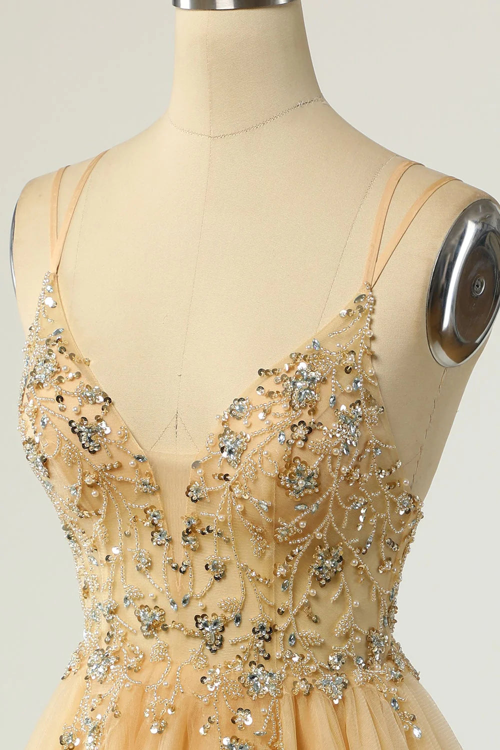 Hermoso vestido de cóctel corto gris con tirantes finos y corte en A con cuentas