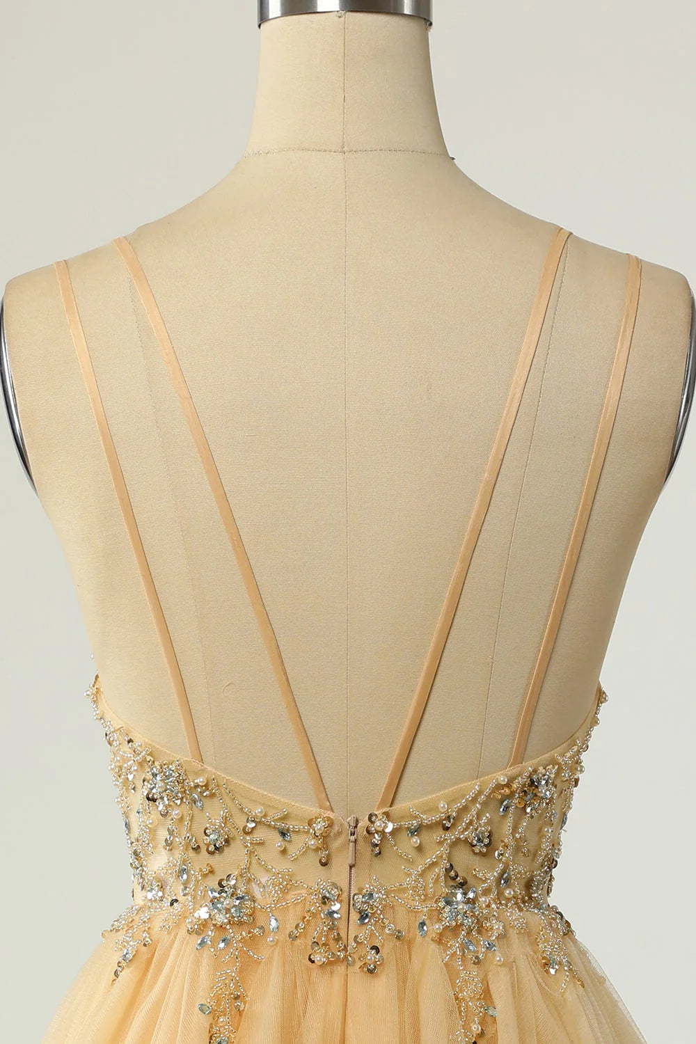 Hermoso vestido de cóctel corto gris con tirantes finos y corte en A con cuentas