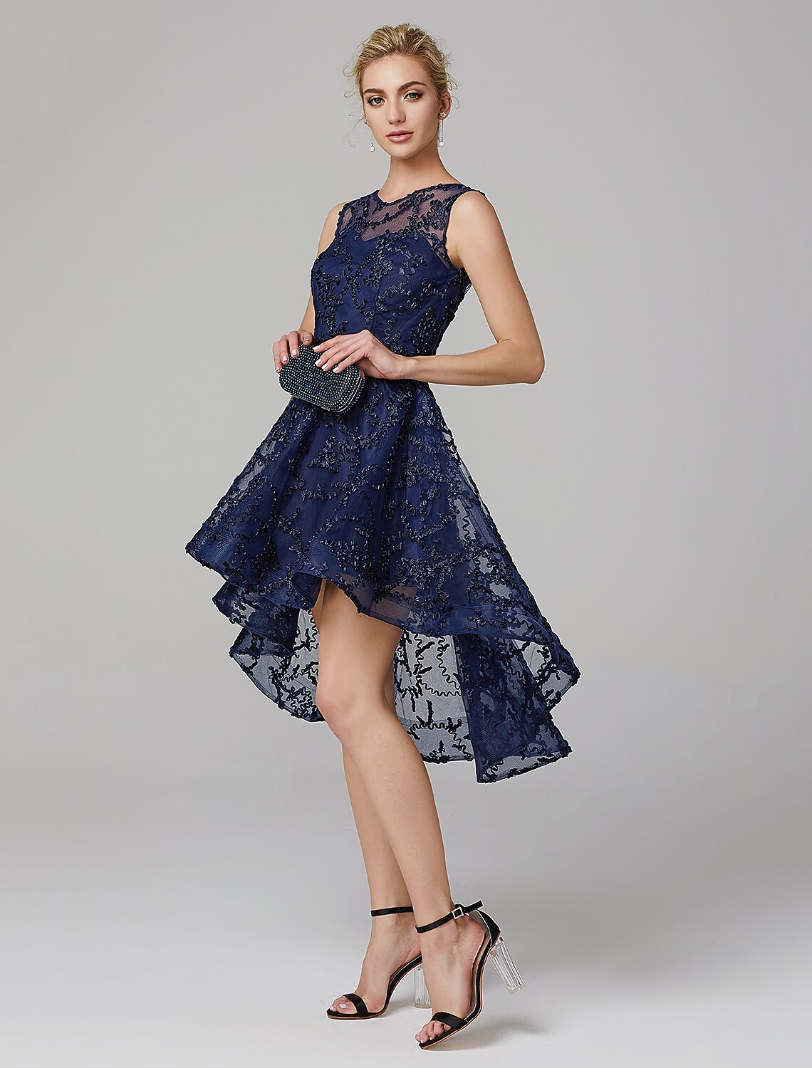 Vestido de novia corte A asimétrico sin mangas con escote ilusión de tul y apliques