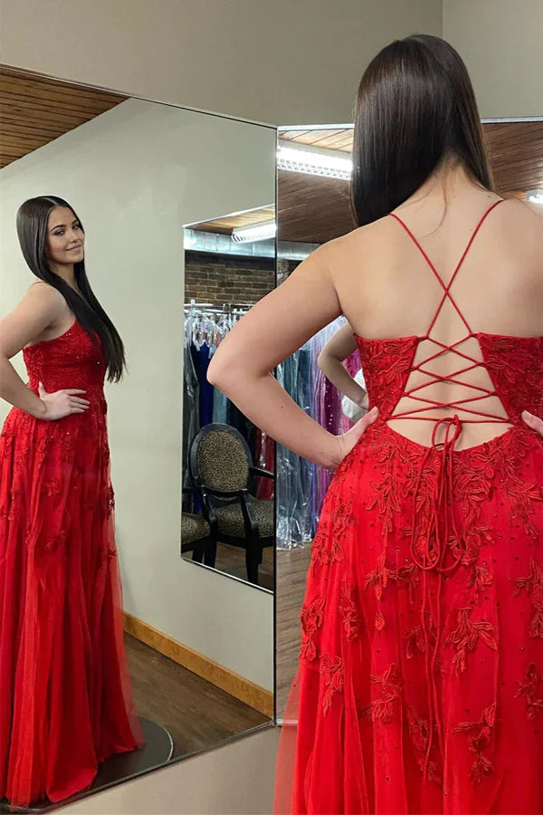 Langes Ballkleid mit tiefem V-Ausschnitt, Blumenapplikationen und Schlitz