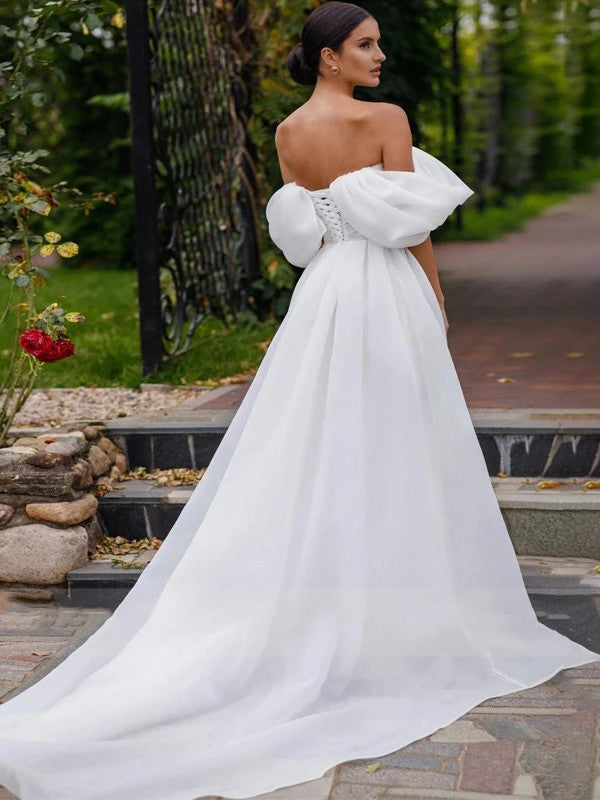 Vestidos de novia de corte A/princesa, de satén, fruncidos, hombros descubiertos, sin mangas y con cola larga