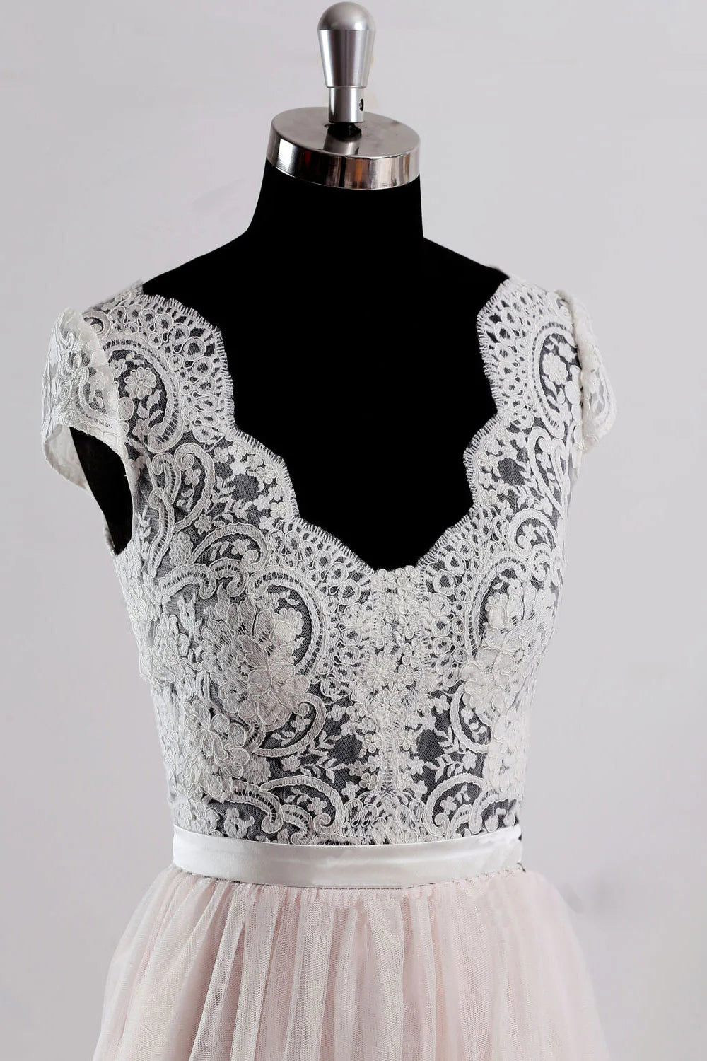 Vestido de fiesta largo de tul con encaje y escote en V