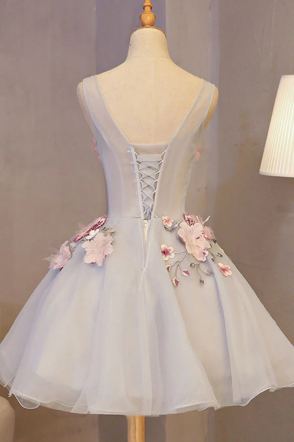 Vestido de fiesta corto con apliques y cuello redondo