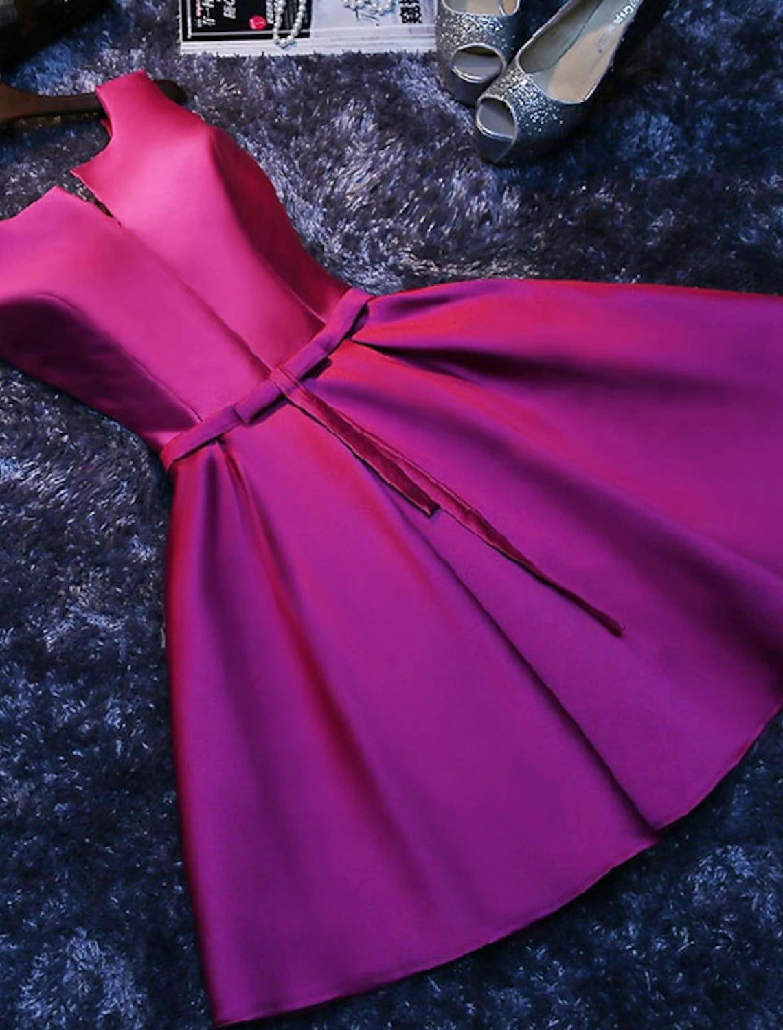 Vestido de dama de honor de corte A, escote joya, sin mangas, espalda hermosa, largo hasta la rodilla, satén con lazo(s)/banda