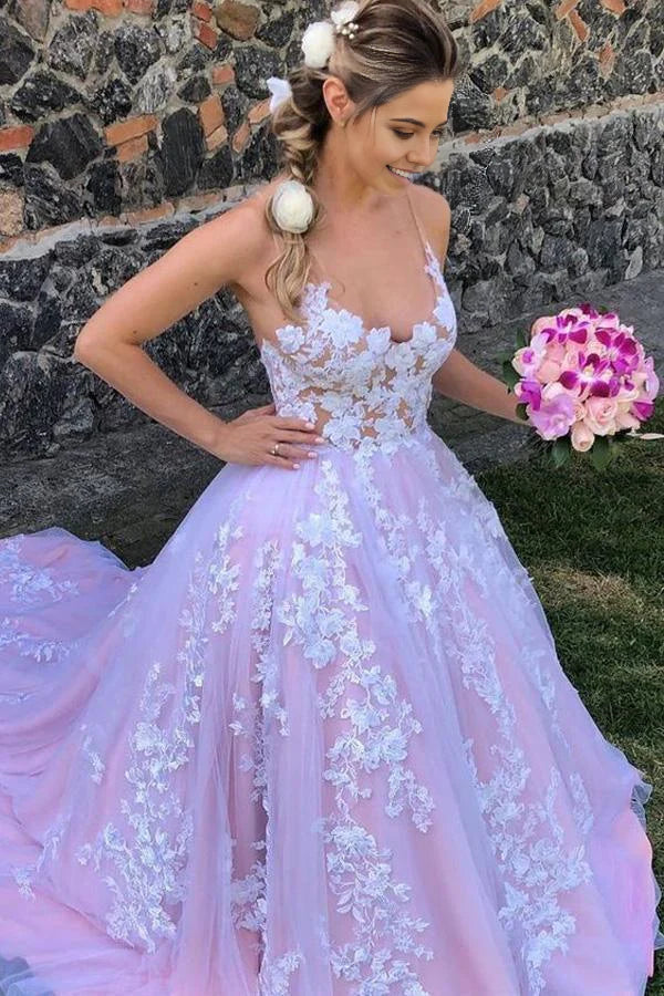 Lavendelfarbenes A-Linien-Ballkleid mit Spaghettiträgern und Applikationen