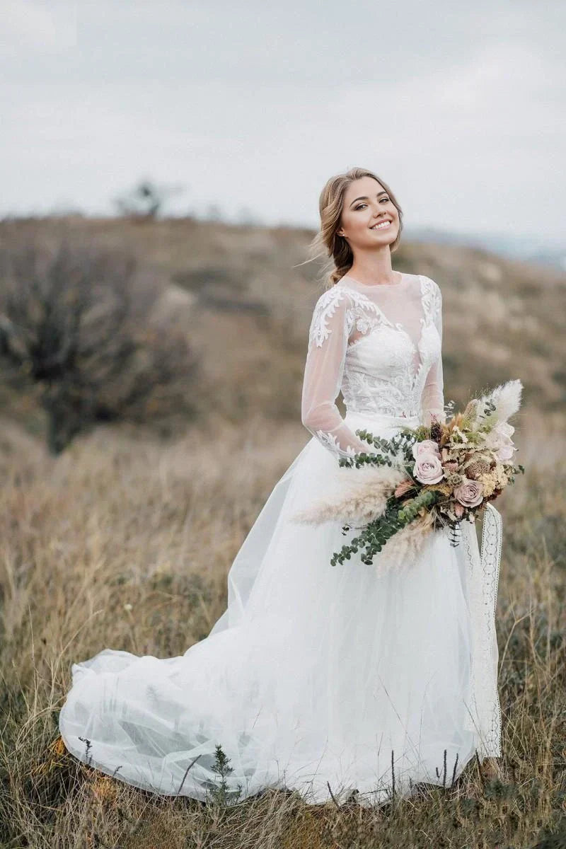Vestido de novia de dos piezas con cola de corte y encaje, mangas estilo ilusión bohemio