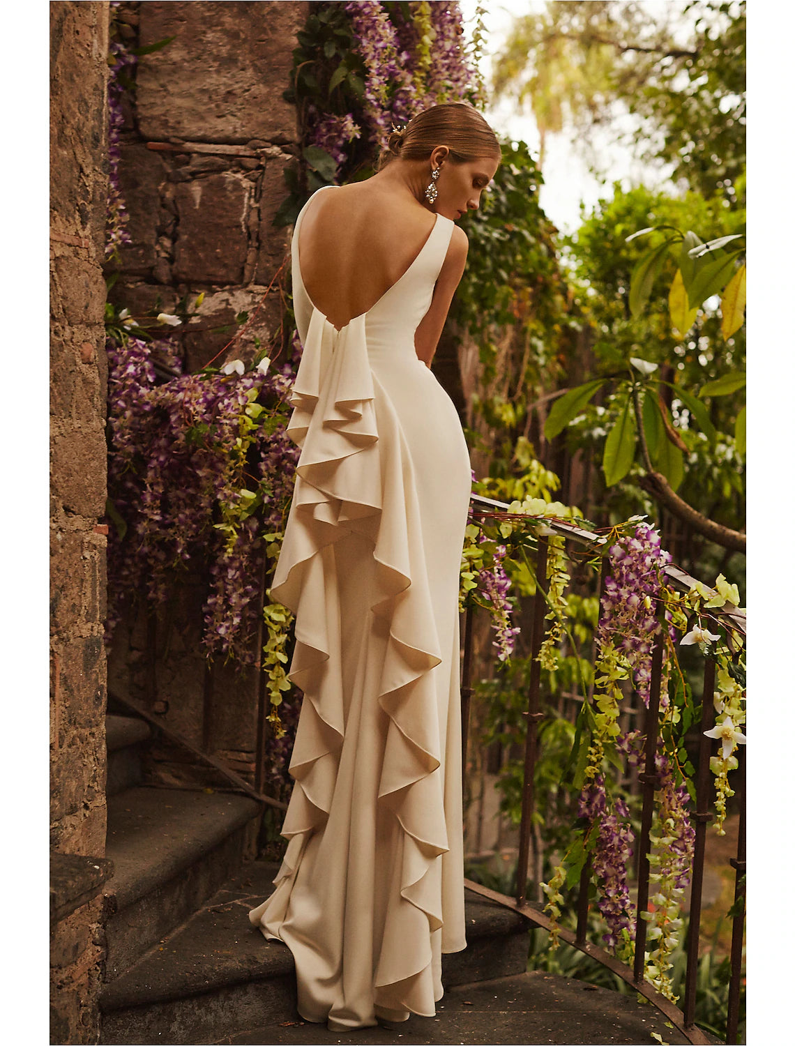 Saal Offener Rücken Lässige Brautkleider Etui-/Säulen-Brautkleider mit Rundhalsausschnitt Ärmellos Sweep/Pinsel Schleppe Stretch-Stoff Brautkleider mit Drapierung