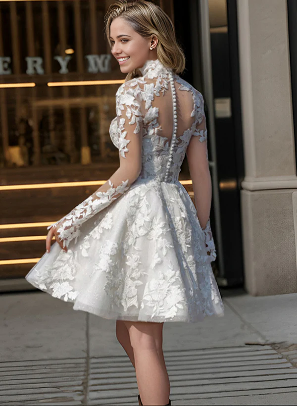 Vestidos de novia de encaje con mangas largas y escote ilusión en forma de A