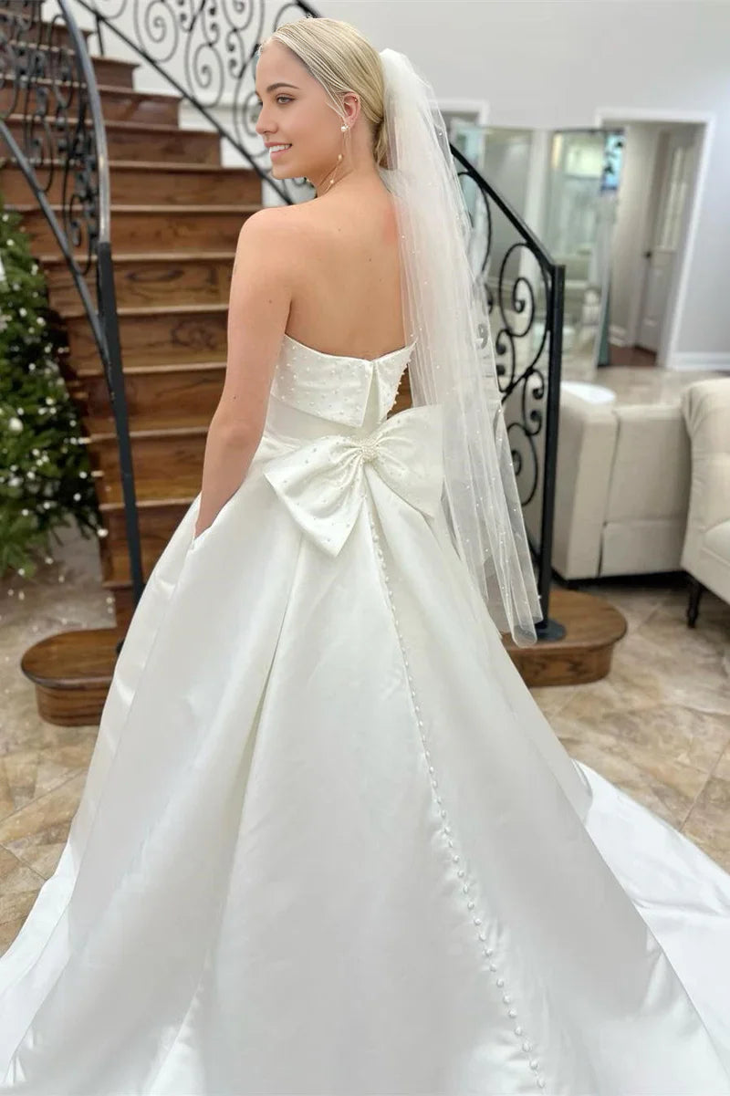 A-Linien-Brautkleid mit trägerlosem Rücken und Perlen