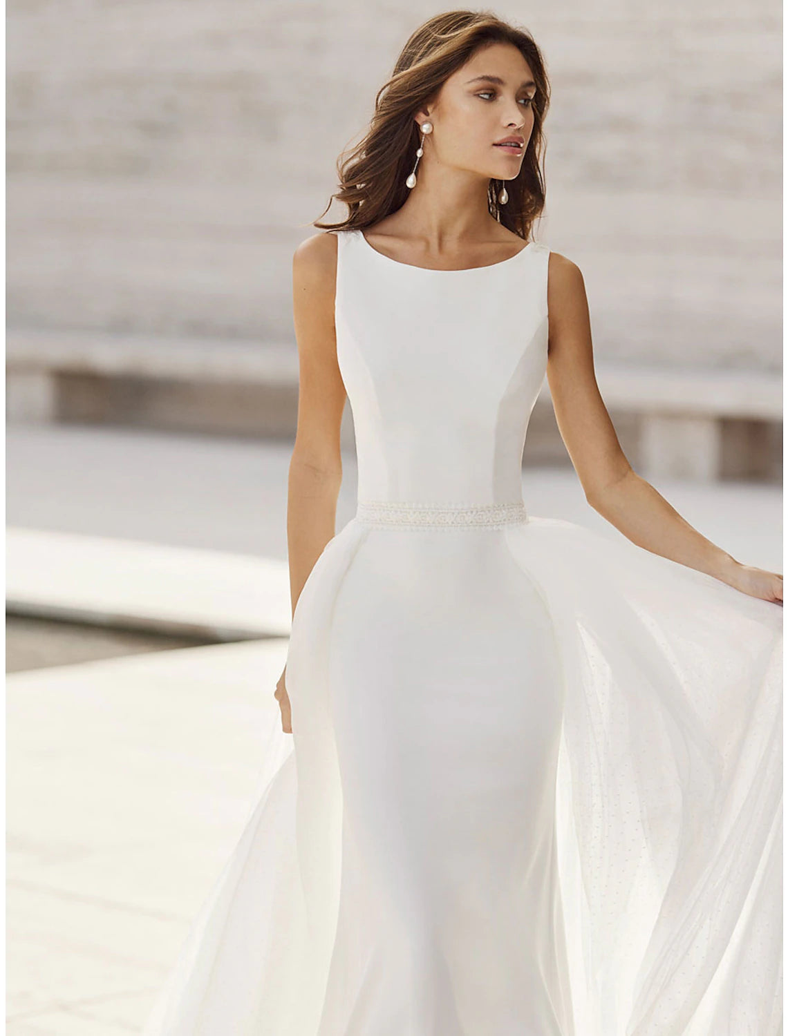 Vestidos de novia de playa con espalda descubierta, corte sirena/trompeta, escote redondo, sin mangas, cola de corte, trajes de novia de satén con apliques