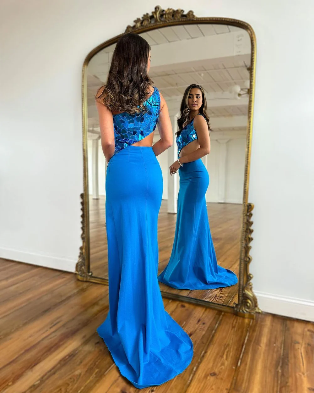 Vestido de fiesta con lentejuelas y un hombro descubierto, corte espejo