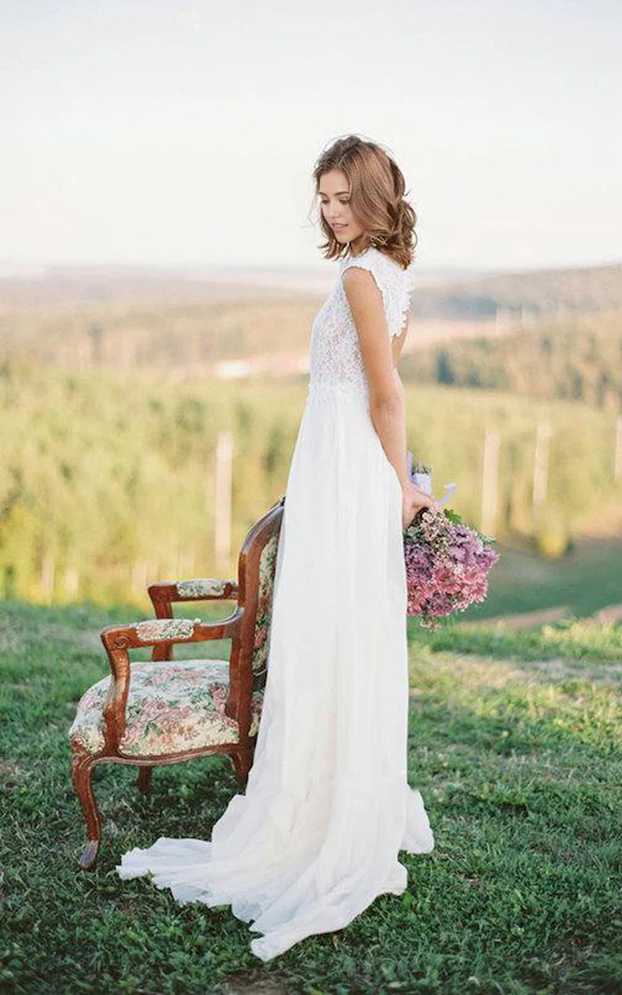 Vestido de novia estilo bohemio con encaje hasta el suelo y escote en forma de cerradura en la espalda