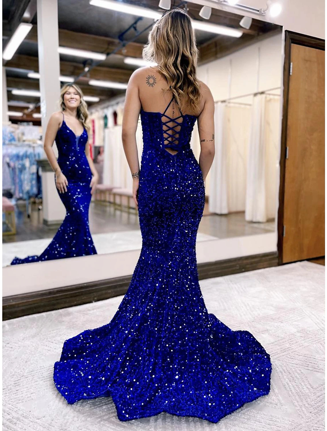 Meerjungfrau/Trompete Abendkleid Sparkle &amp; Shine Kleid Formelle Hofschleppe Ärmellos V-Ausschnitt Paillettenbesetzt Rückenfrei mit Pailletten