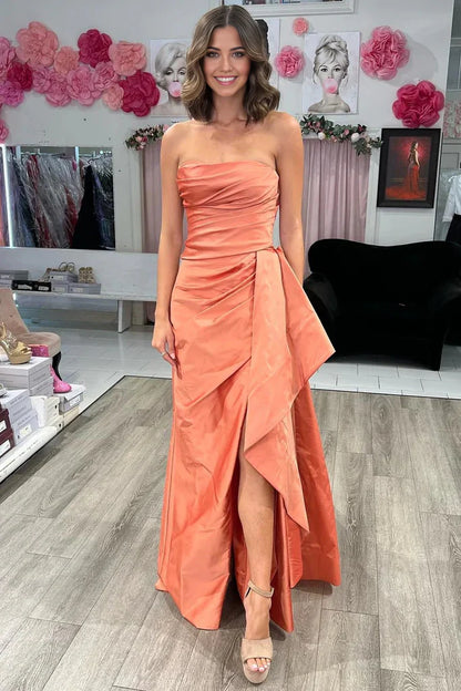 Trägerloses, gerüschtes Ballkleid mit Hofschleppe