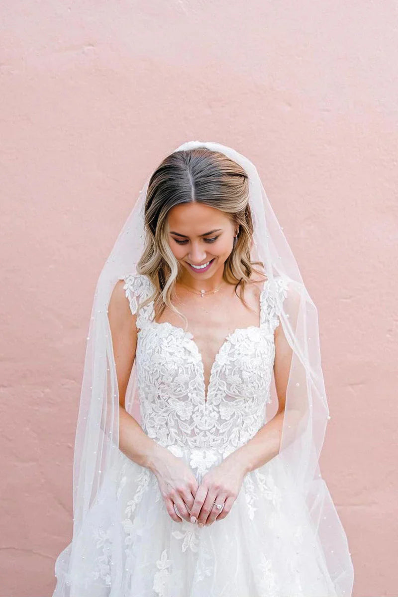 Vestidos de novia con escote en V y apliques de tul