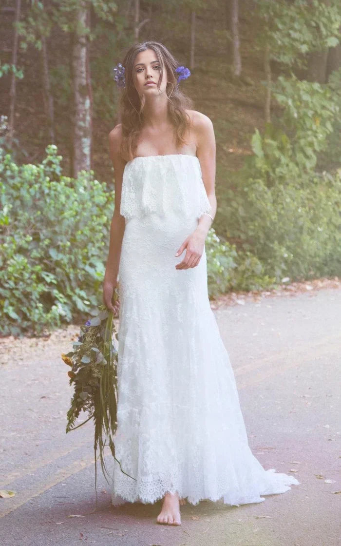 Vestido de novia largo estilo sirena con encaje bohemio, hombros descubiertos y volantes