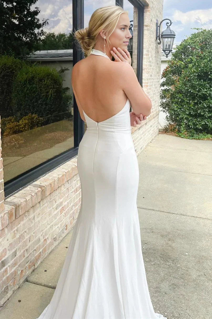 Vestido de novia largo estilo sirena con cuello halter y abertura